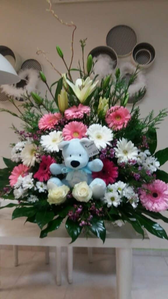 CENTRO CON LILIUM, GERBERAS Y PELUCHE