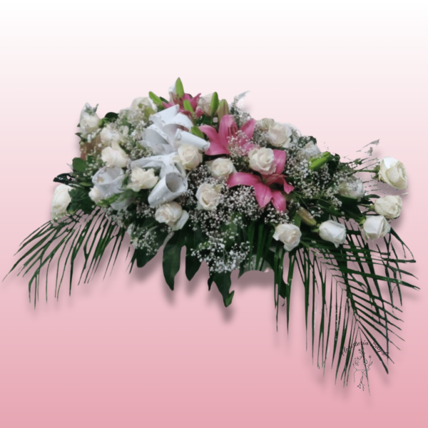 Centro fúnebre con rosas blancas, lilium y robellini elegantes