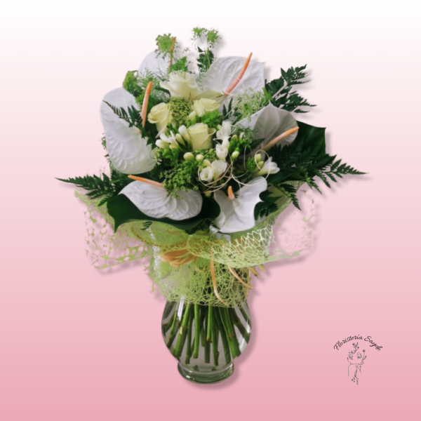 Ramo con rosas blancas y anthurium blanco elegante