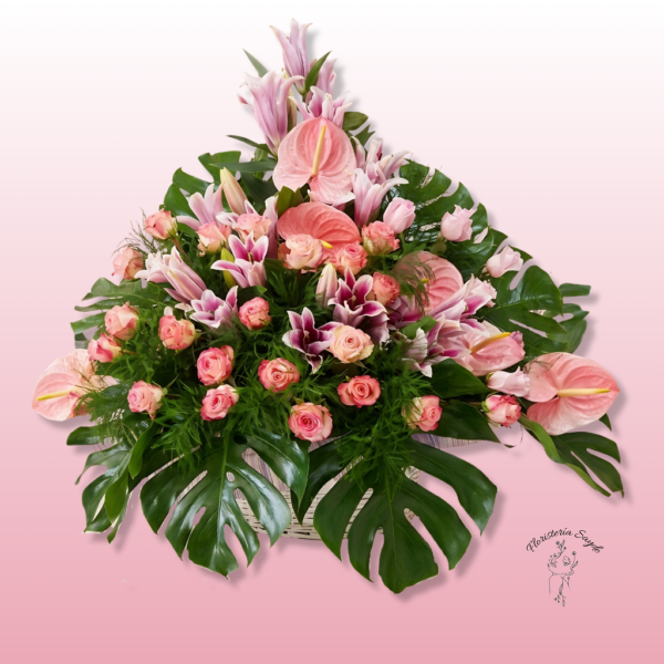 centro con rosas y anthurium rosa