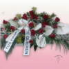 Centro fúnebre con rosas y anthurium blanco
