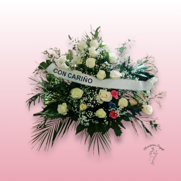 Centro de flores funeral con rosas blancas