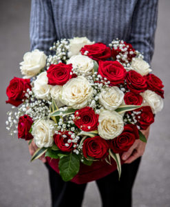 cesta de rosas blancas y rojas