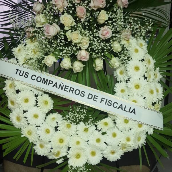 Corona con Gerberas Blancas y cabecero con Rosas Blancas y Rosas -  Floristeria Sayde