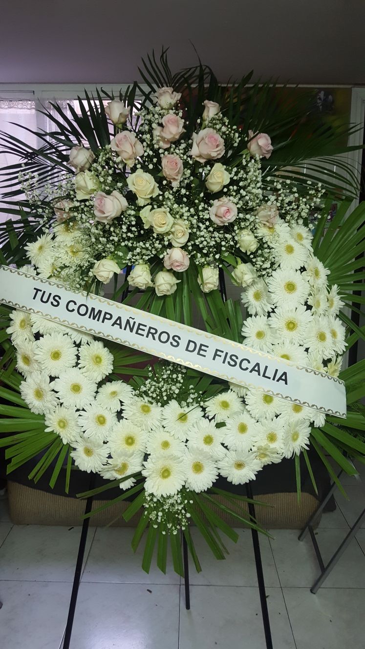 Corona con Gerberas Blancas y cabecero con Rosas Blancas y Rosas -  Floristeria Sayde