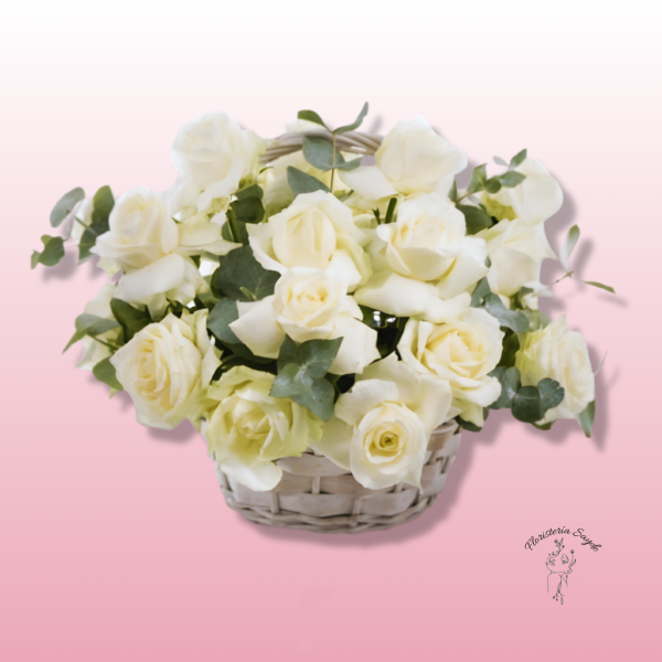 cesta de rosas blancas con eucalipto