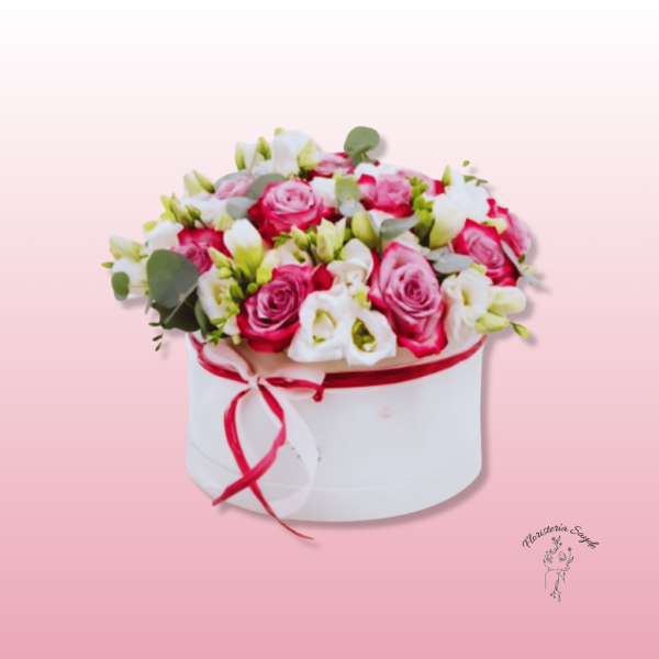 cesta con rosas moradas