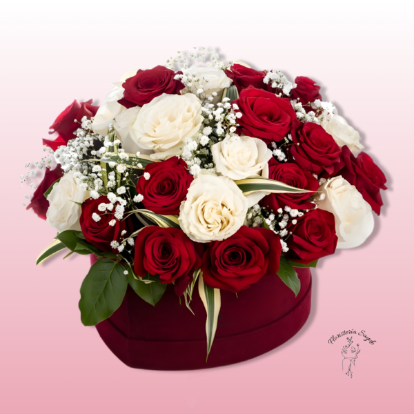 Cesta de rosas blancas y rojas