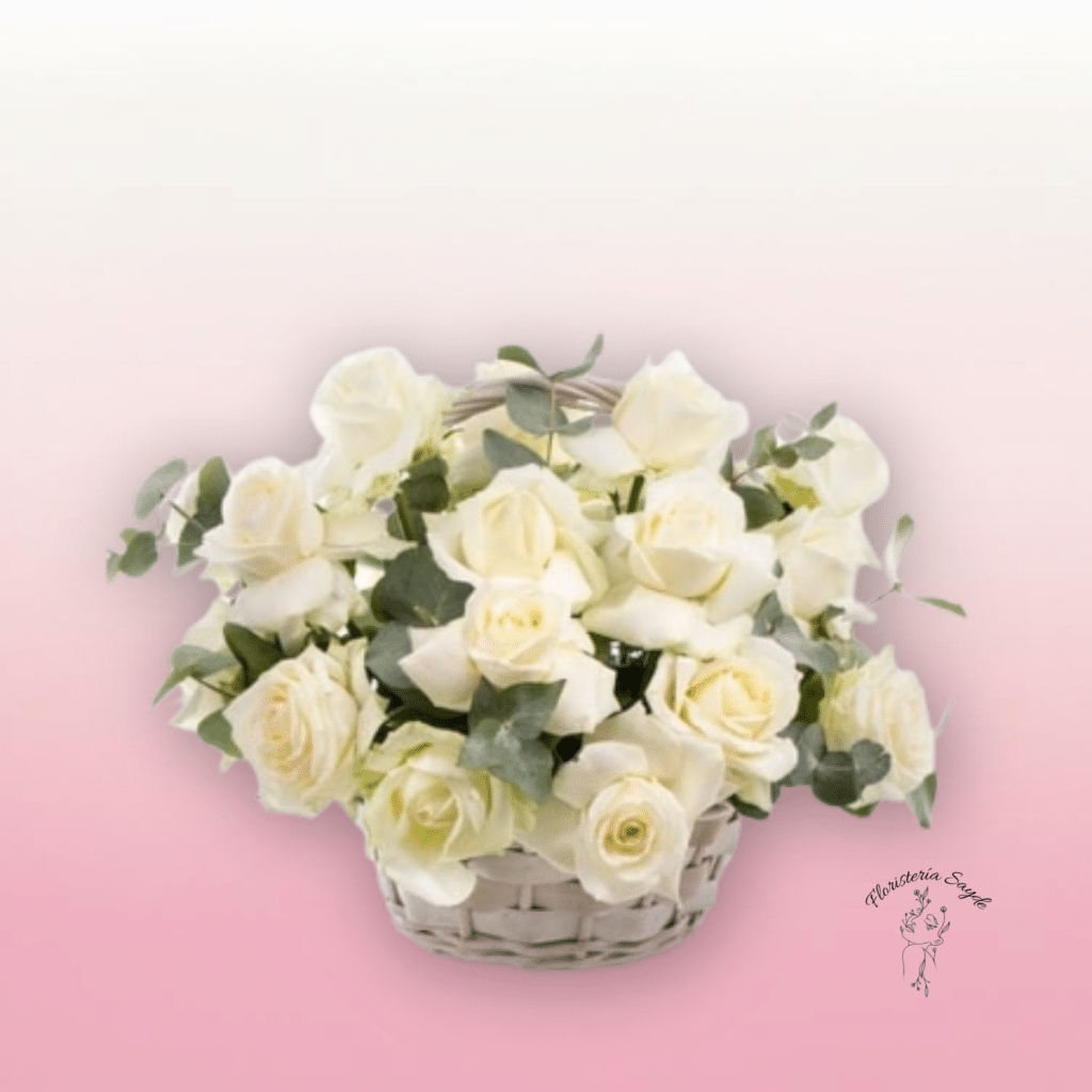 cesta de rosas blancas con eucalipto