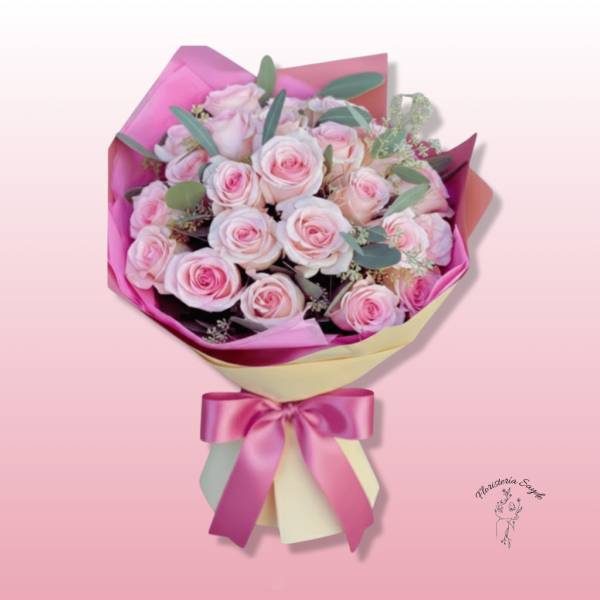 Ramo de 20 rosas color rosa con eucalipto