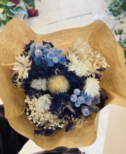ramo de flores preservadas en tonos blancos azules