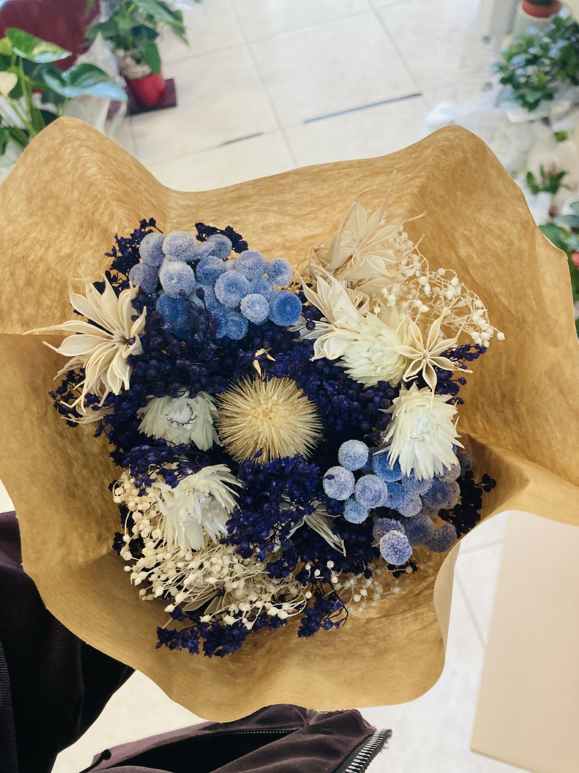 Ramo de Flores Preservadas en tonos Azules, Blancos y Beige