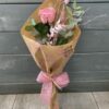 rosa preservada envuelta con flores preservadas