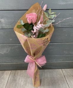 rosa eterna color rosa con flores preservadas