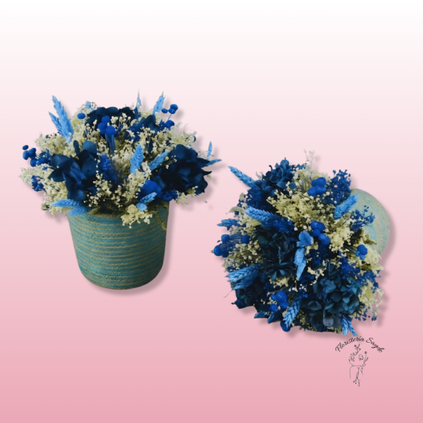 cesta de flores preservadas en tonos azules