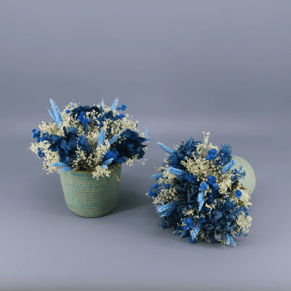 Cesta de flores preservadas en tonos azules