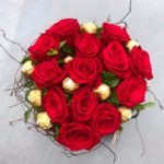 cesta de rosas con ferrero rocher