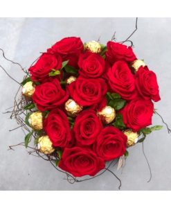 cesta de rosas con ferrero rocher