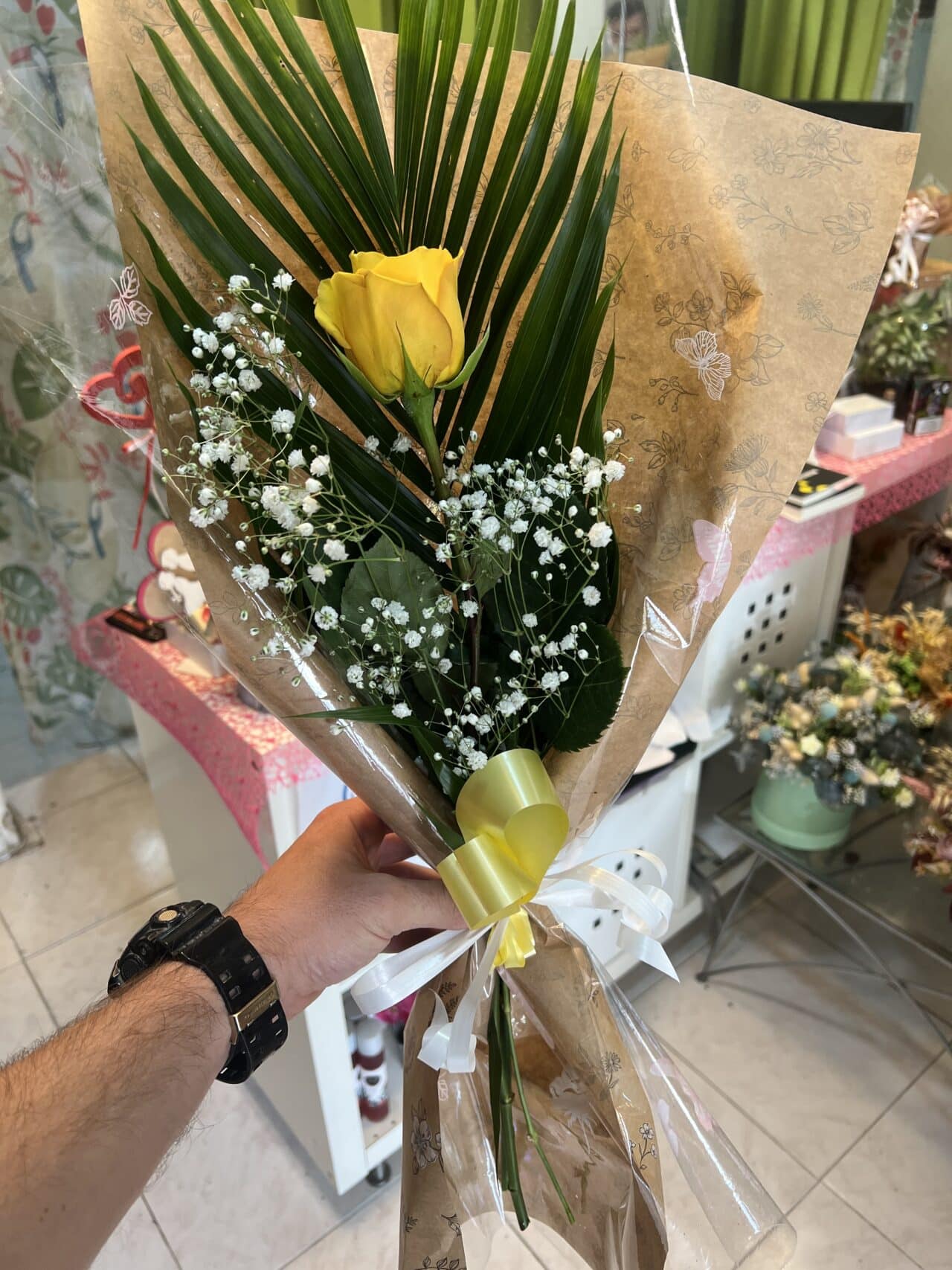 Rosa amarilla envuelta para regalar