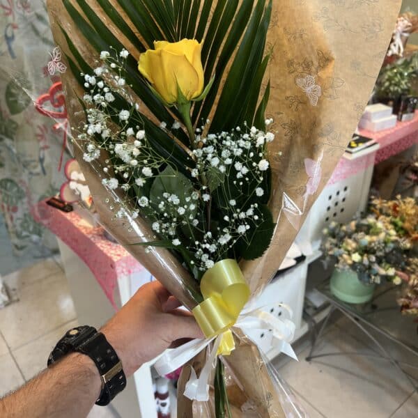 Rosa amarilla envuelta para regalar