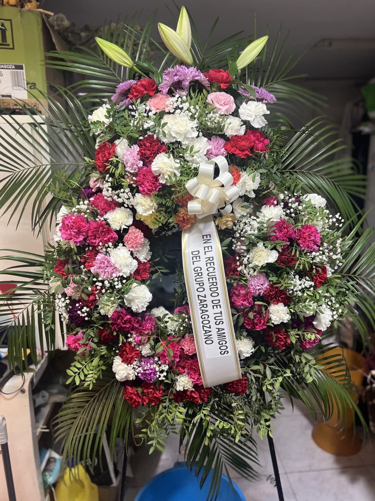 corona de flores en tonos rosas y blancos