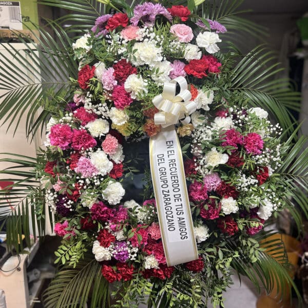 corona de flores en tonos rosas y blancos