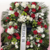 Corona de flores con rosas rojas