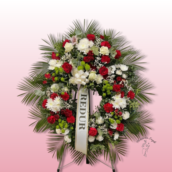 Corona de flores con rosas rojas