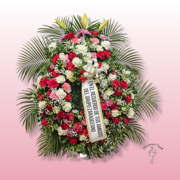Corona de flores en tonos rosas y blancos