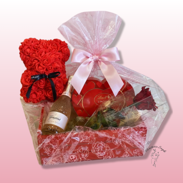 Pack Especial San Valentín de Floristería Sayde, con oso de rosas preservadas, rosa roja eterna, bombones Lindt, cava Freixenet Rosado y caja decorativa. Un regalo romántico y duradero para expresar amor y gratitud.