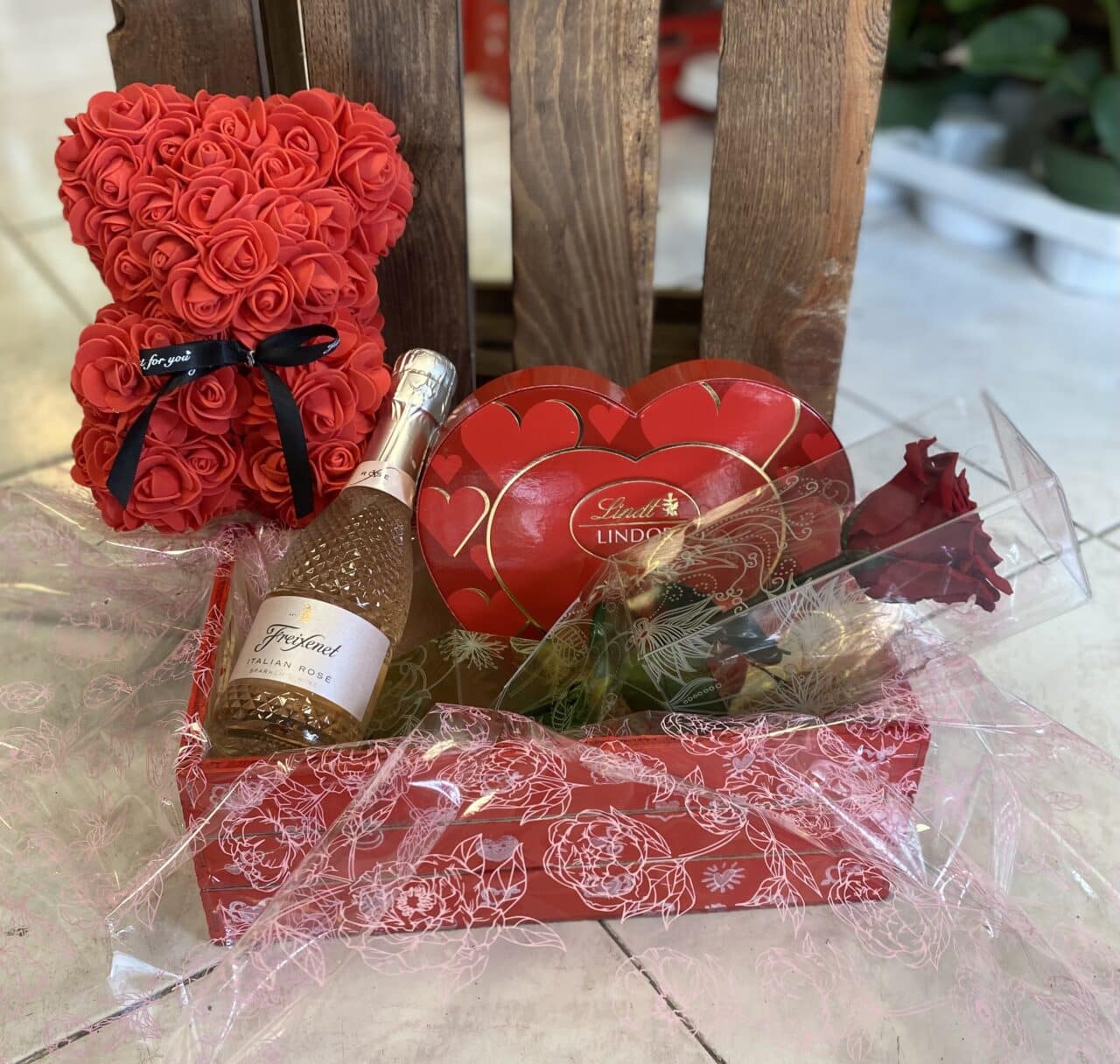 Pack Especial San Valentín de Floristería Sayde, con oso de rosas preservadas, rosa roja eterna, bombones Lindt, cava Freixenet Rosado y caja decorativa. Un regalo romántico y duradero para expresar amor y gratitud.