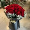 Ramo de 50 rosas frescas y elegantes, elaborado en Floristería Sayde en Zaragoza, ideal para transmitir amor y emociones.