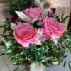 Ramo Preservado de Rosas Rosa con follaje verde, flores secas y jarrón de vidrio decorativo. Creación exclusiva de Floristería Sayde en Zaragoza.