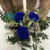 Ramo Preservado de Rosas Azules con follaje verde, flores secas en tonos crema y turquesa, acompañado de un jarrón decorativo de vidrio. Creación exclusiva de Floristería Sayde, Zaragoza.