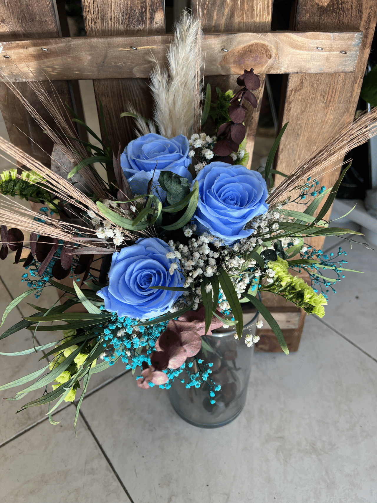 Ramo Preservado con rosas azul claro frescas, perfectas para sorprender en cualquier ocasión. Su vibrante color y elegancia las hacen ideales para regalos, decoración o eventos especiales