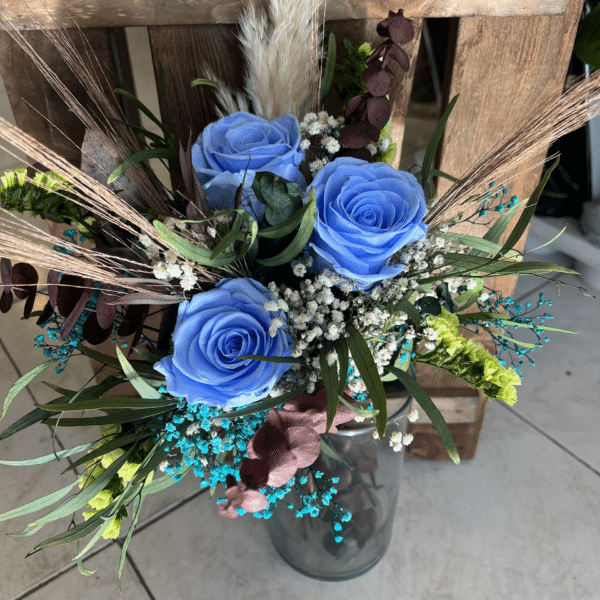 Ramo Preservado con rosas azul claro frescas, perfectas para sorprender en cualquier ocasión. Su vibrante color y elegancia las hacen ideales para regalos, decoración o eventos especiales