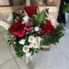 Flores Preservadas de Rosas Rojas con flores secas blancas y follaje verde en jarrón de vidrio. Diseño exclusivo de Floristería Sayde, Zaragoza.