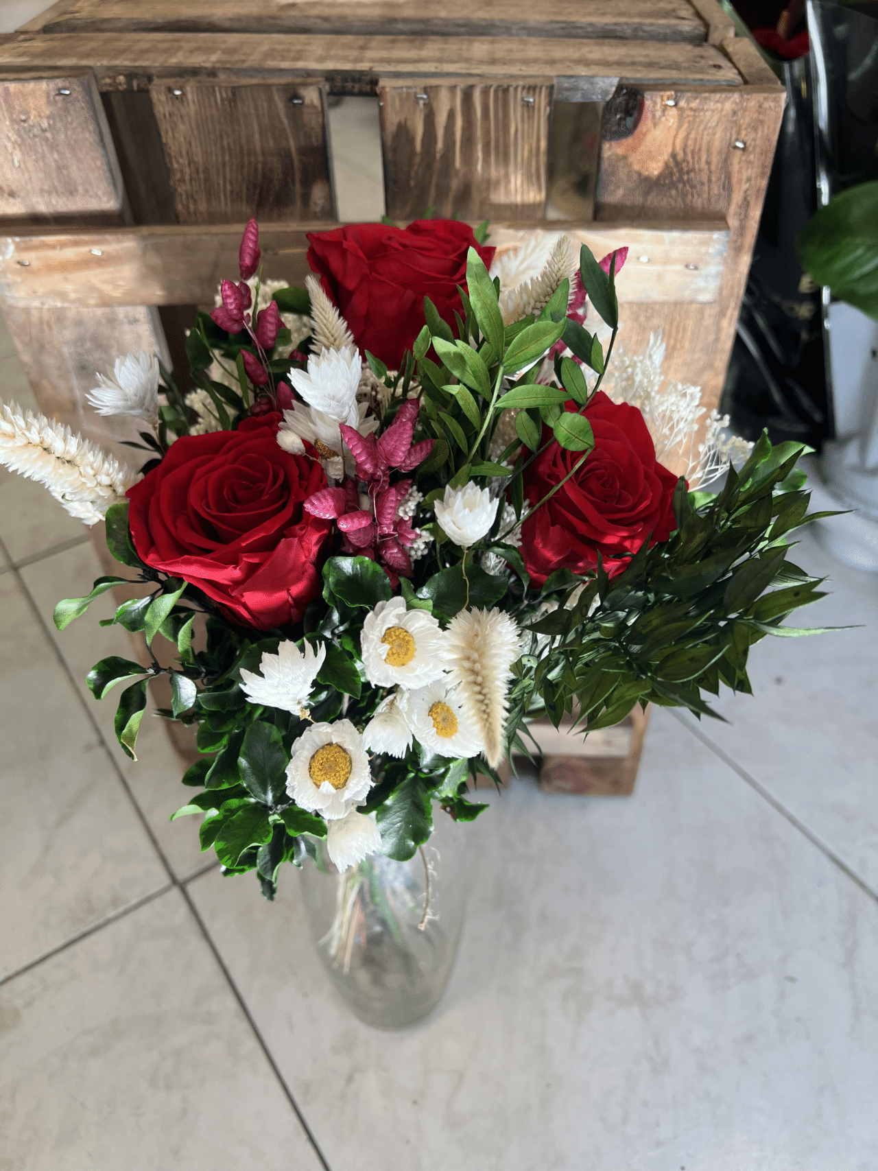 Flores Preservadas de Rosas Rojas con flores secas blancas y follaje verde en jarrón de vidrio. Diseño exclusivo de Floristería Sayde, Zaragoza.