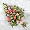 💐 Ramo fúnebre rosado con lirios, gerberas y rosas, decorado con follaje verde y lazo rosa. 🕊️ Perfecto para funerales y condolencias.