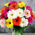 Ramo gerberas grandes con flores frescas en tonos blancos, rosas, naranjas, amarillos y fucsias, disponible en Floristería Sayde.