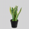 Sansevieria Artificial con hojas verdes y borde amarillo en maceta negra. Planta decorativa sin mantenimiento, perfecta para interiores y oficinas.