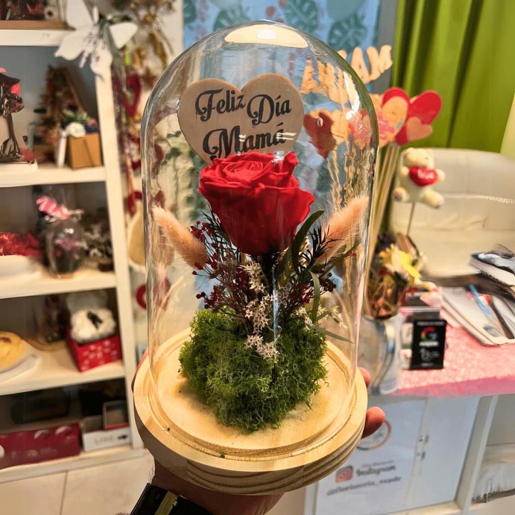¿Por qué elegir una rosa eterna en cúpula? | Floristería Sayde 2 Rosa preservada en cúpula