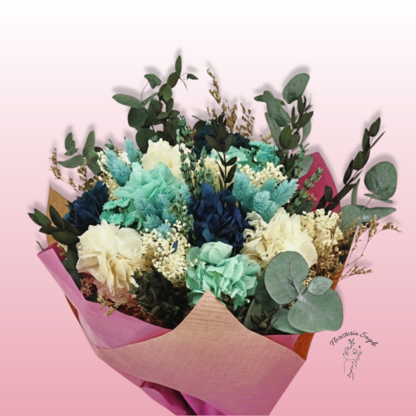 ramo preservado con hortensias y eucaliptos en colores azules