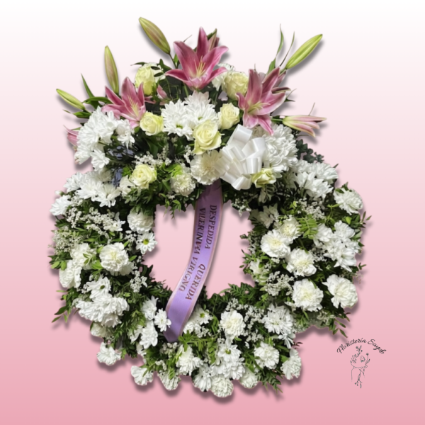 Corona de flores blanca y lilium rosa